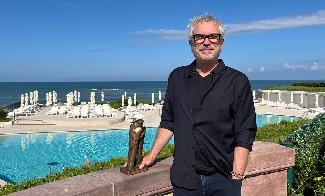 El director mexicano Alfonso Cuarón posa con el 'Abrazo de Honor' del Festival de Cine Latinoamericano de Biarritz. EFE/ Helena Sánchez