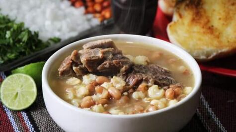 Aprende cómo hacer platillo de gallina pinta, que no lleva gallina