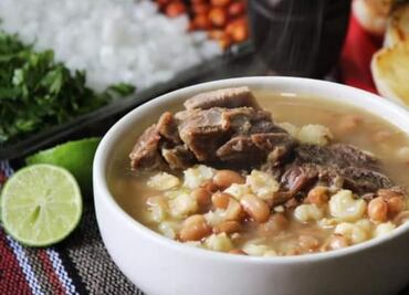 Aprende cómo hacer platillo de gallina pinta, que no lleva gallina