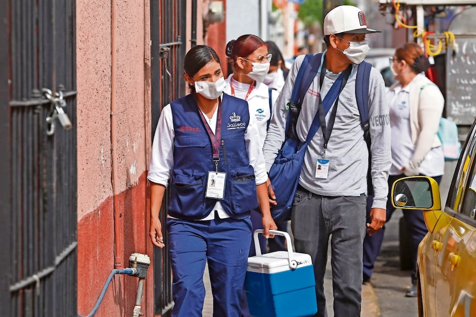 Brigadas de vacunación recorren calles de Tlaquepaque, uno de los municipios de Jalisco más afectados por el sarampión, para brindar dosis a la población. Foto: Miguel Garcia Garcia / EL UNIVERSAL