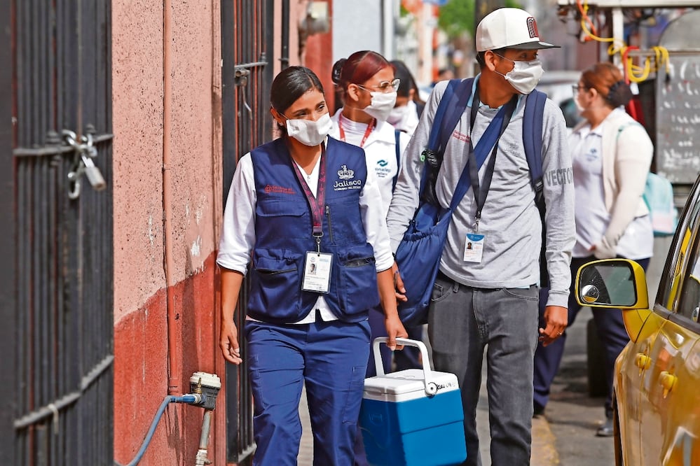 Brigadas de vacunación recorren calles de Tlaquepaque, uno de los municipios de Jalisco más afectados por el sarampión, para brindar dosis a la población. Foto: Miguel Garcia Garcia / EL UNIVERSAL