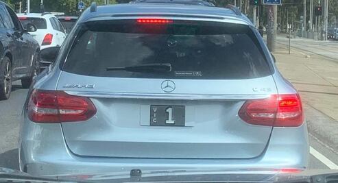 Este Mercedes-AMG cuenta con una placa vehicular que vale 30 veces más que el auto