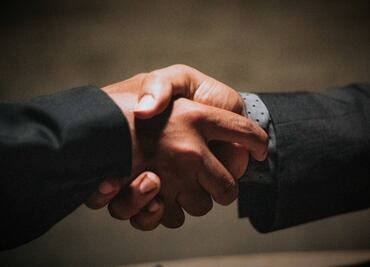 Tres años después, estudio confirma que Covid sí se transmite mayormente en manos y superficies