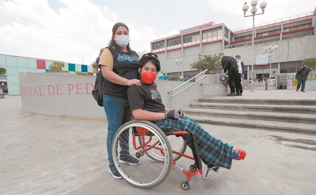 Madres de familia piden que los niños sean vacunados, pues se exponen al asistir a sus consultas médicas. Foto: Juan Boites/ EL UNIVERSAL.