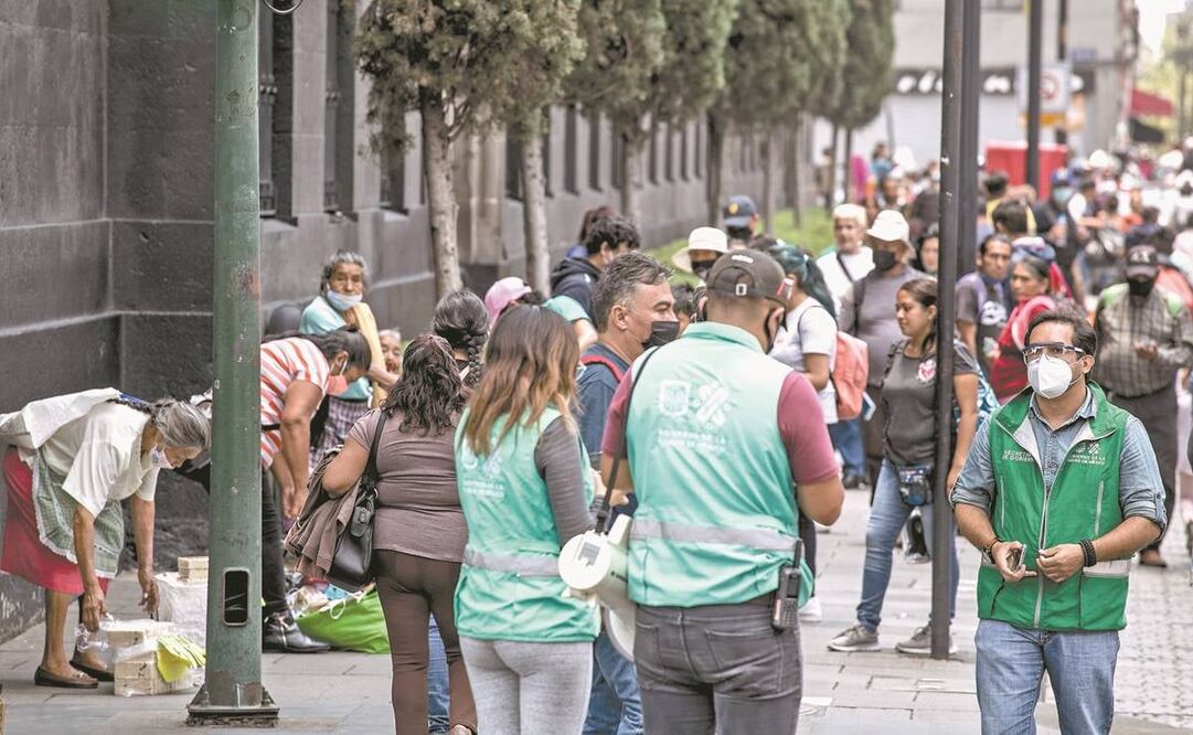 Personal del Gobierno local realizó perifoneo en las calles del Centro Histórico para que los paseantes respetaran la sana distancia. Foto: GERMÁN ESPINOSA. EL UNIVERSAL 