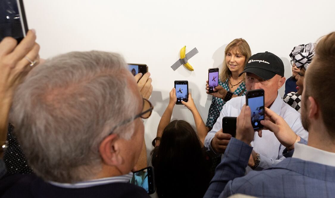 La obra "Comedian" causó tanto revuelo, que la retiraron el último día de Art Basel Miami para que las otras obras de la Feria fueran visitadas. Foto: REUTERS/Eva Marie Uzcategui, archivo