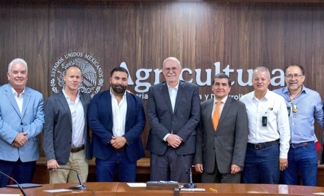 En redes sociales, Berdegué publicó una foto de la mesa de diálogo con estos empresarios. Foto: Especial