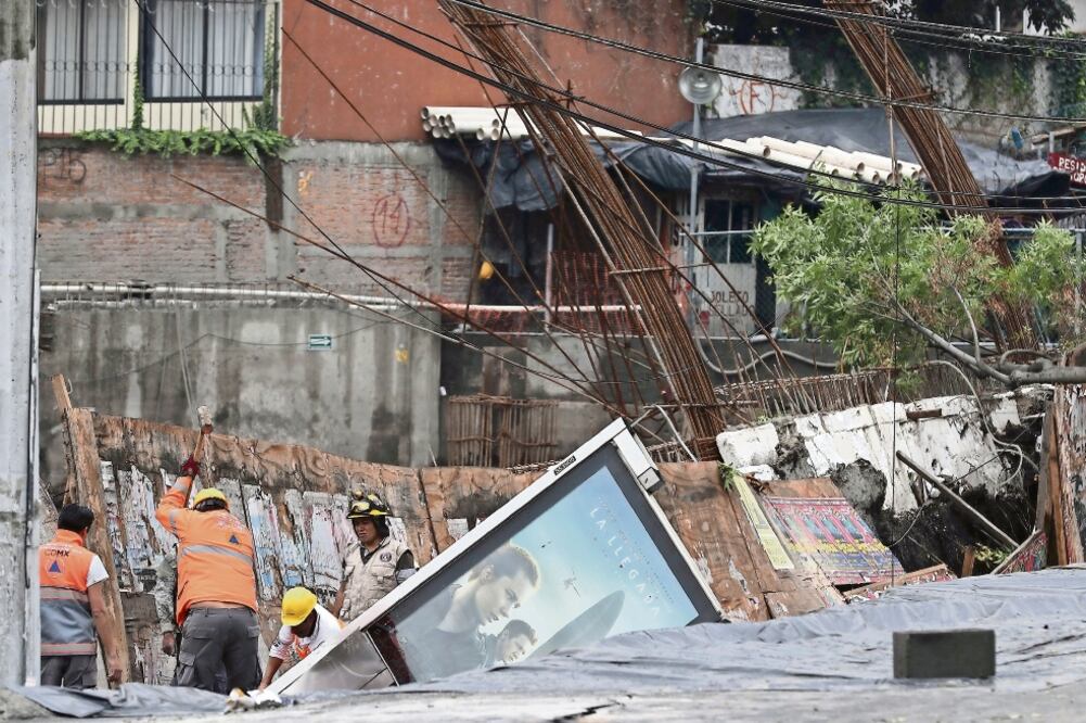 El derrumbe se dio en la calle Tenorios de la colonia Residencial Miramontes, cerca de Galerías Coapa, en Tlalpan. No se reportaron personas lesionadas (JUAN CARLOS REYES. EL UNIVERSAL)