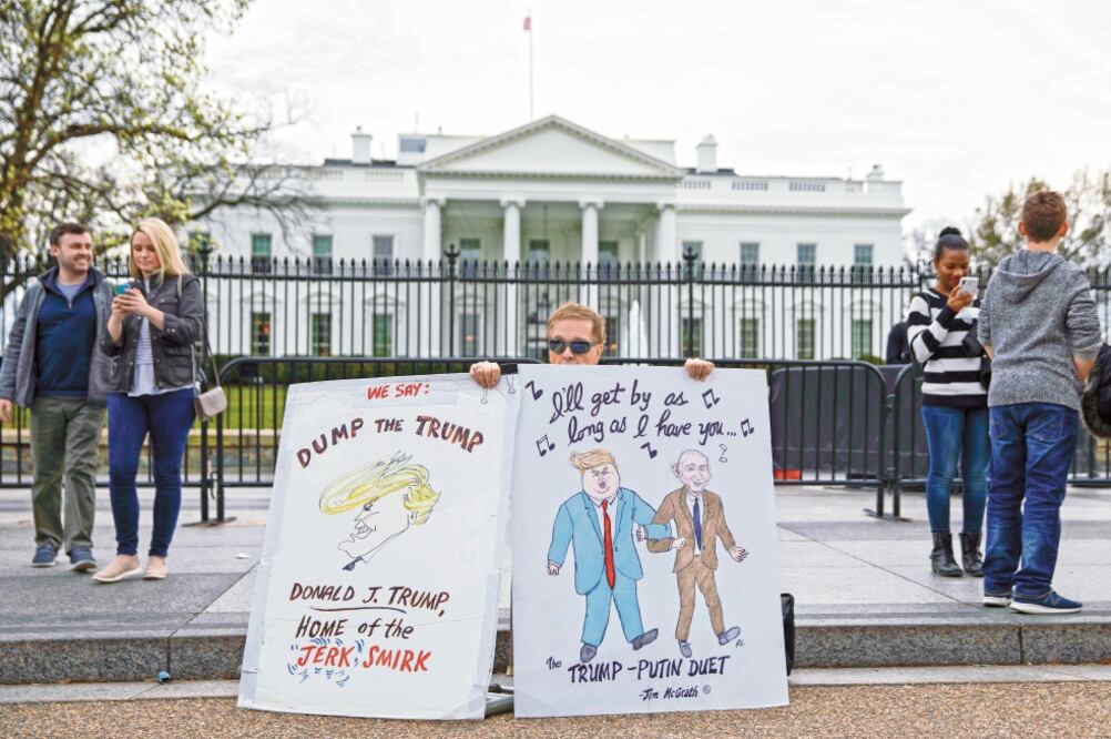 Un manifestante expresa su rechazo a las conclusiones de las investigaciones del Rusiagate, durante una protesta ayer afuera de la Casa Blanca. Foto: ERIK S. LESSER. EFE