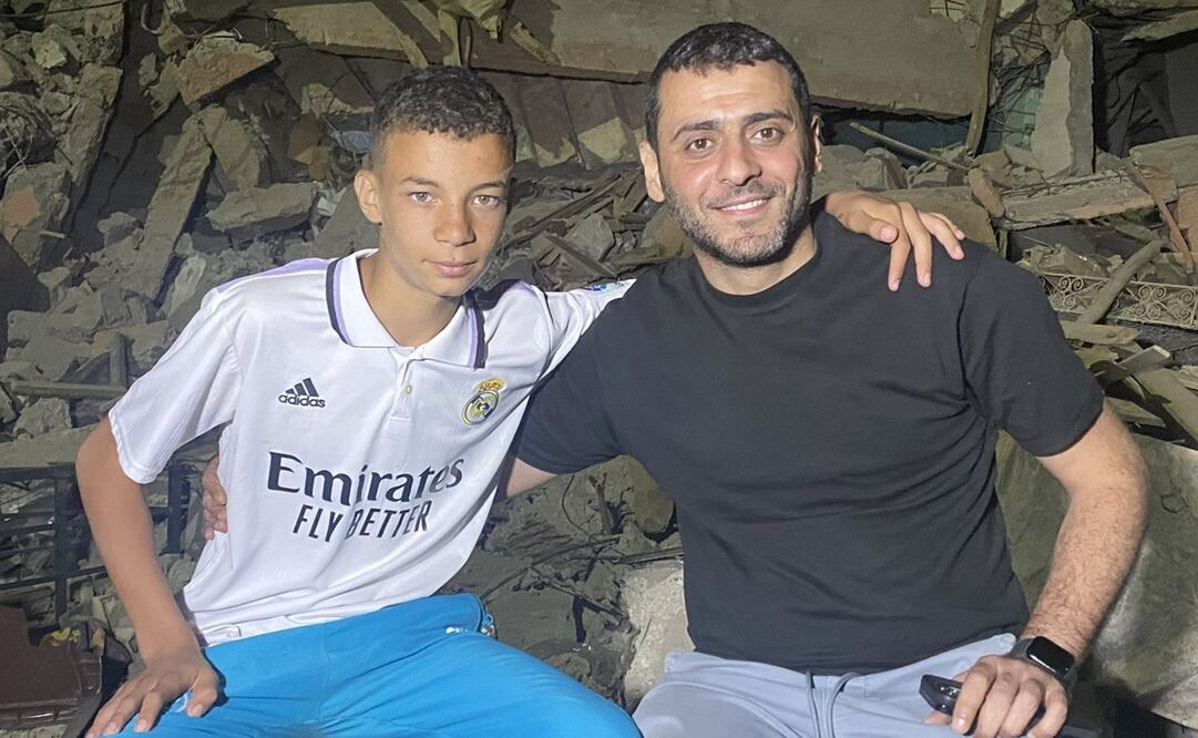Abdul Rahim Awhida, con la playera del Real Madrid, junto con el periodista Ammar Hendi - Foto: Al-Arabiya