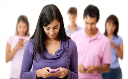 Adolescentes en AL miran WhatsApp al despertar