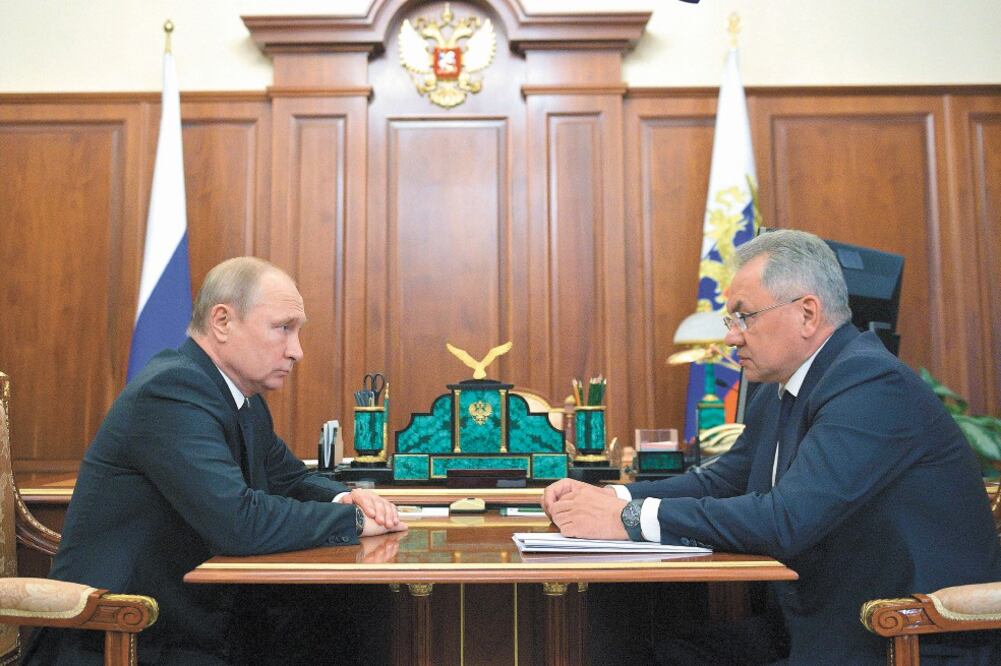 El presidente ruso, Vladimir Putin, y el ministro de Defensa, Serguei Shoigú, hablaron sobre el incendio del submarino de la base de Severomorsk. Foto: EFE