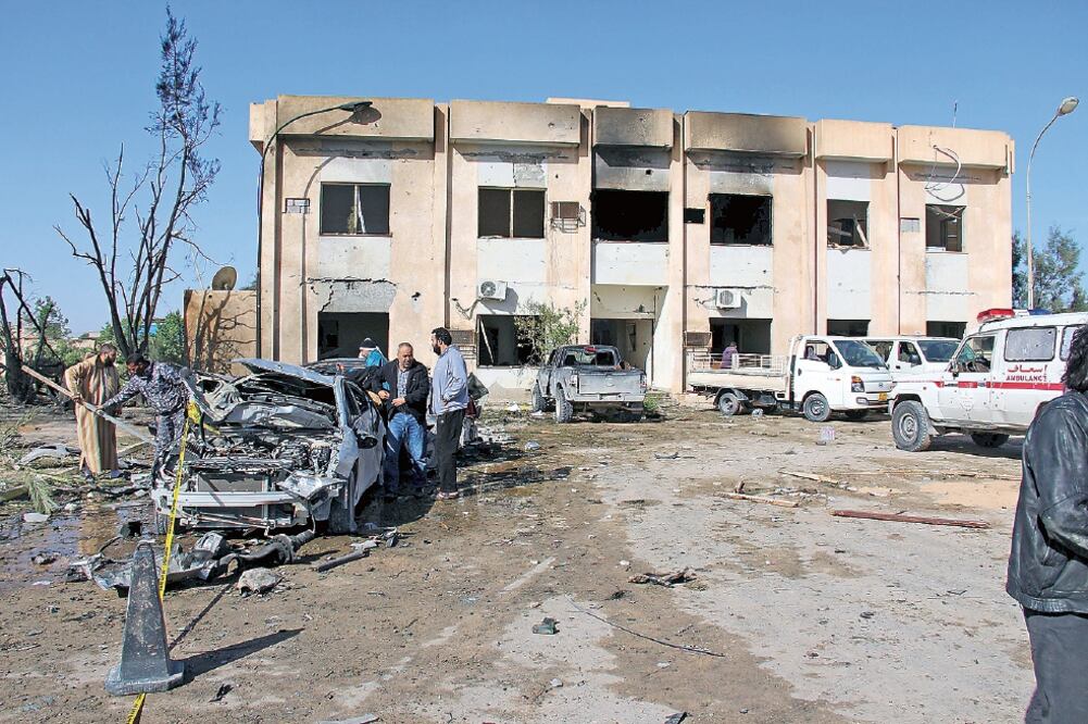 Vista de los daños causados ayer por el ataque al campo de entrenamiento de la policía en la población libia de Zliten (REUTERS)