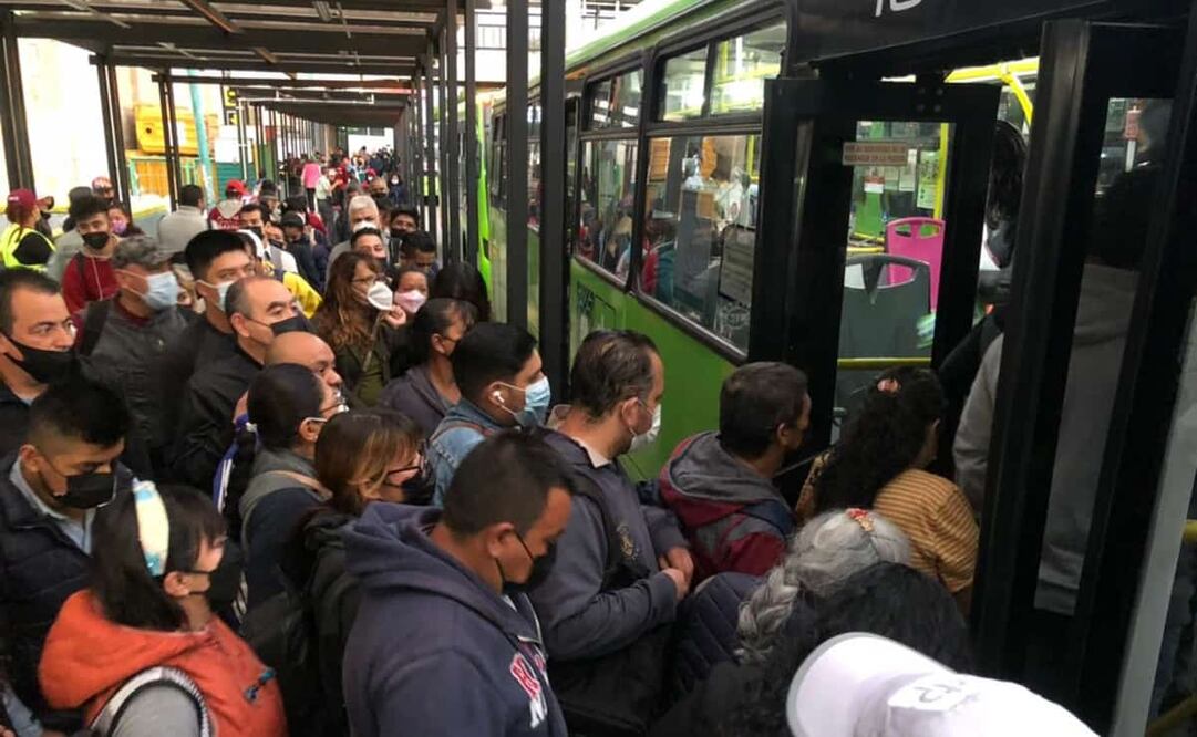El Gobierno capitalino habilitó unidades de la Red de Transporte de Pasajeros (RTP) para apoyar al traslado de la usuarios afectados por el cierre parcial de la Línea 1.  Foto: Diego Simón EL UNIVERSAL