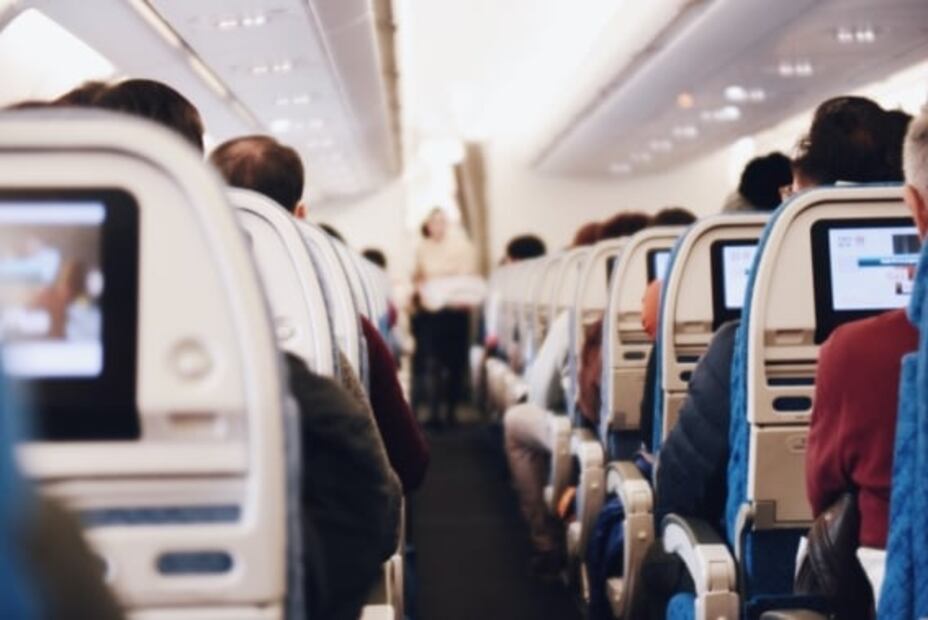 ¿Es de mal gusto reclinar el asiento durante un vuelo?