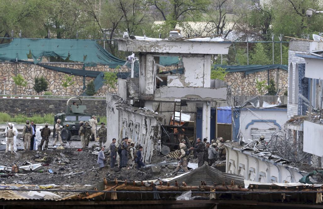 Oficiales de seguridad inspeccionan el lugar donde se ha producido un atentado cerca del Ministerio de Defensa en Kabul (EFE)