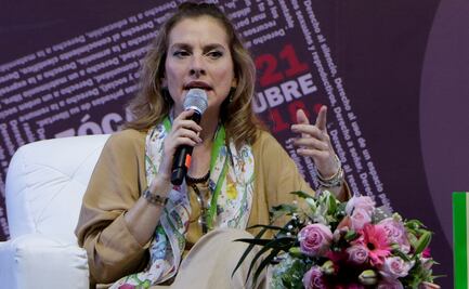 "Así no". Beatriz Gutiérrez reprueba ataque con bomba molotov en Palacio Nacional