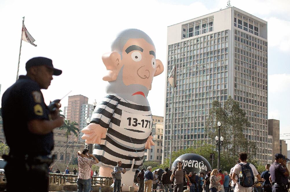 Un muñeco inflable representando a un Lula vestido de preso fue colocado ayer en Sao Paulo, donde se exigió el fin de la corrupción (ANDRE PENNER. AP)