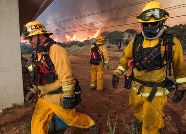 Fuera de control, incendio forestal en California