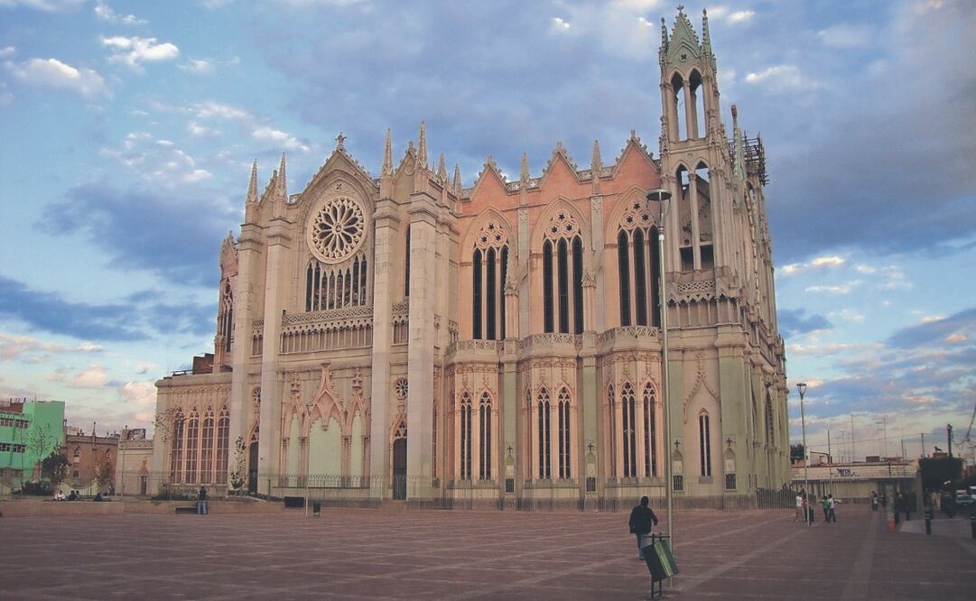 Ejemplos del estilo neogótico son la Iglesia de San Miguel Arcángel, en San Miguel de Allende; el Templo Ntra. Sra. del Rosario, en Guadalajara; y el Templo expiatorio del Sagrado Corazón de Jesús, en León. Foto: Martín Checa-artasu