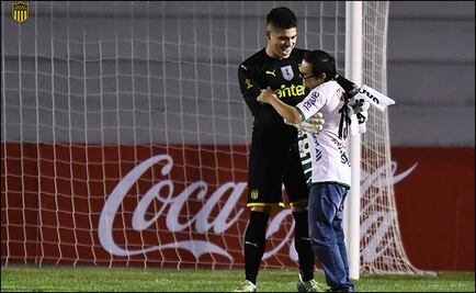 Gran gesto del portero de Peñarol con aficionado rival 