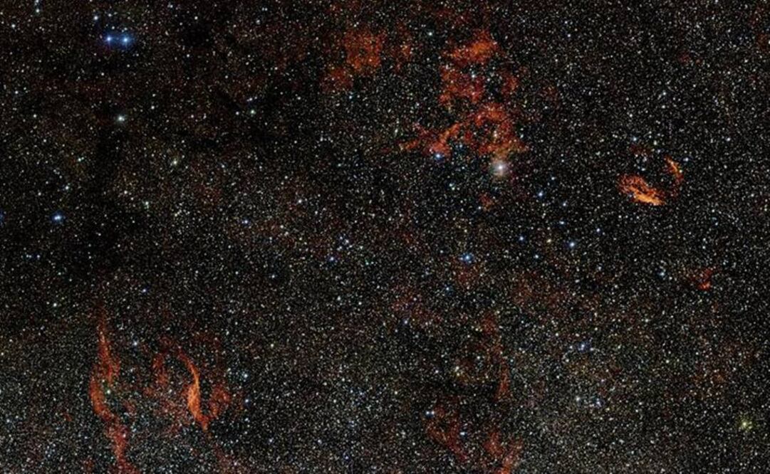 En toda la panorámica cósmica pueden apreciarse parches de polvo oscuro. Foto: EFE