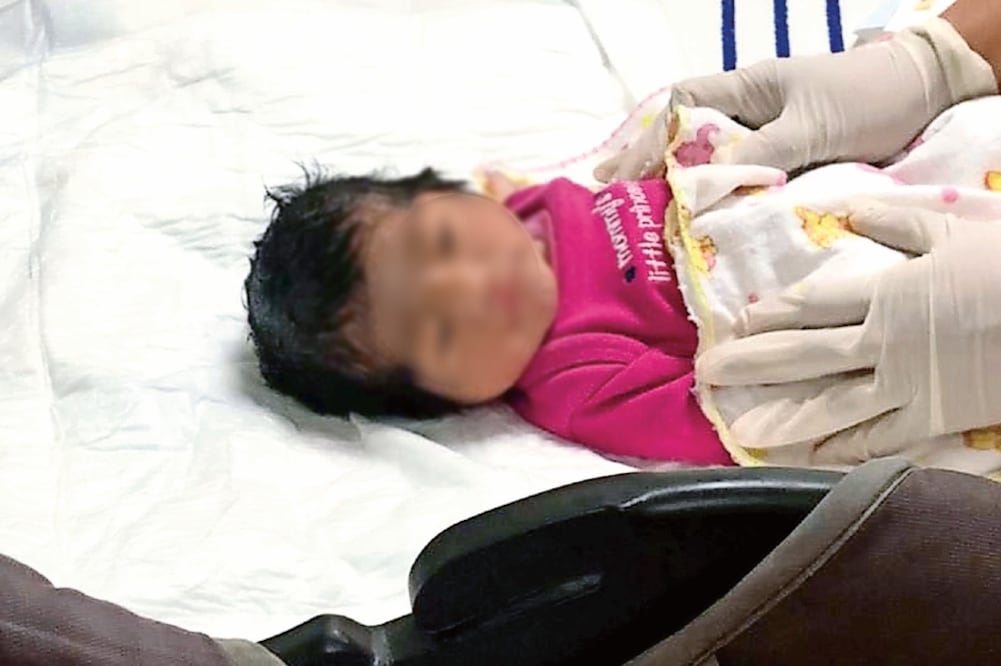 La presunta feminicida se llevó a la bebé y fue vista por pobladores cargándola con sábanas blancas manchadas de sangre. La mujer fue detenida horas después. (CORTESÍA)