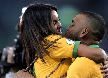 La esposa de Dani Alves le solicita el divorcio
