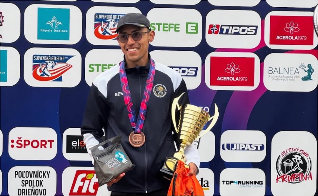 FOTO: ESPECIAL - El marchista mexicano José Luis Doctor sube al podio en Dudinska; impuso récord mexicano