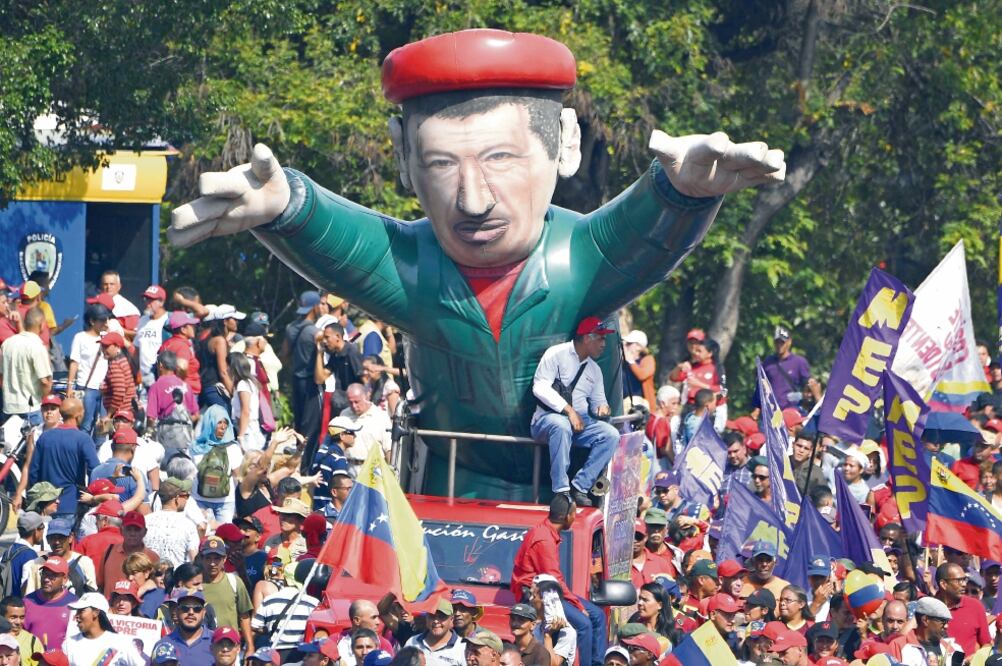 Chavistas. Seguidores del presidente Nicolás Maduro se manifestaron ayer por el 1 de mayo, en Caracas. Foto: JUAN BARRETO. AFP