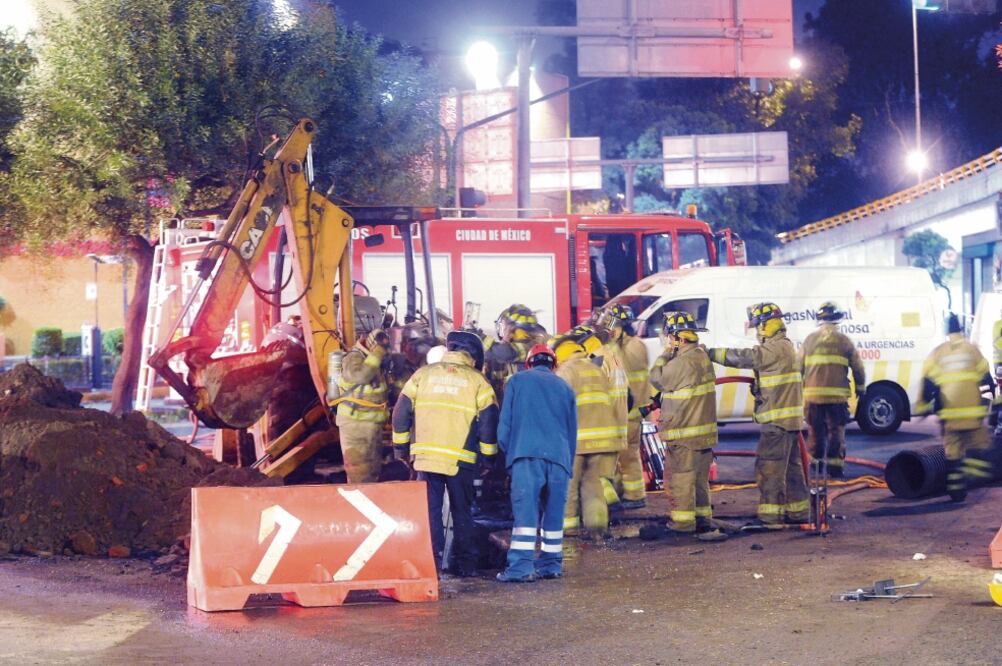 Servicios de emergencia se trasladaron al sitio de la fuga en Río Churubusco y avenida Universidad, donde cerraron las válvulas (LUIS CARBAYO. CUARTOSCURO)