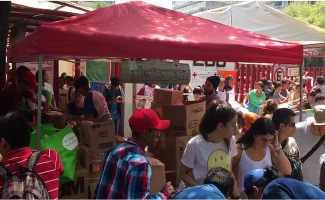 Cadenas humanas recolectan víveres en la Cruz Roja en Polanco