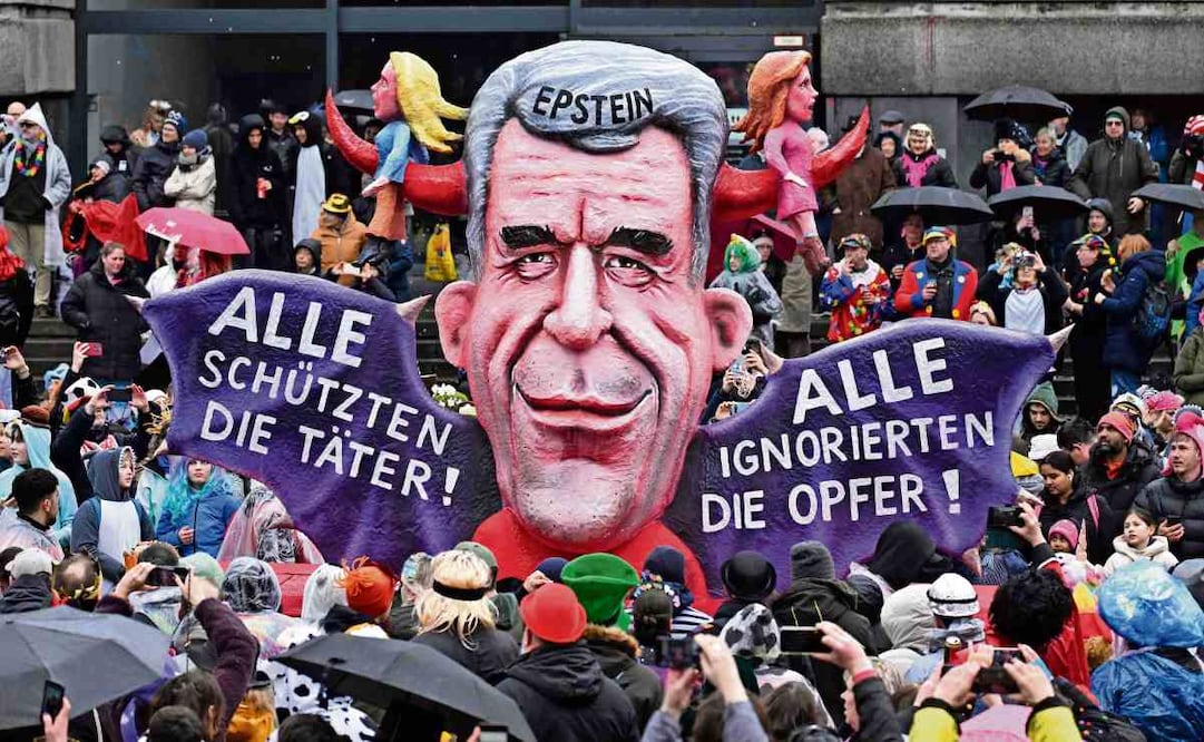 Participantes en el carnaval de Duesseldorf, en Alemania, llevan una pancarta con una caricatura del delincuente sexual Jeffrey Epstein. Foto: Ina Fassbender / AFP