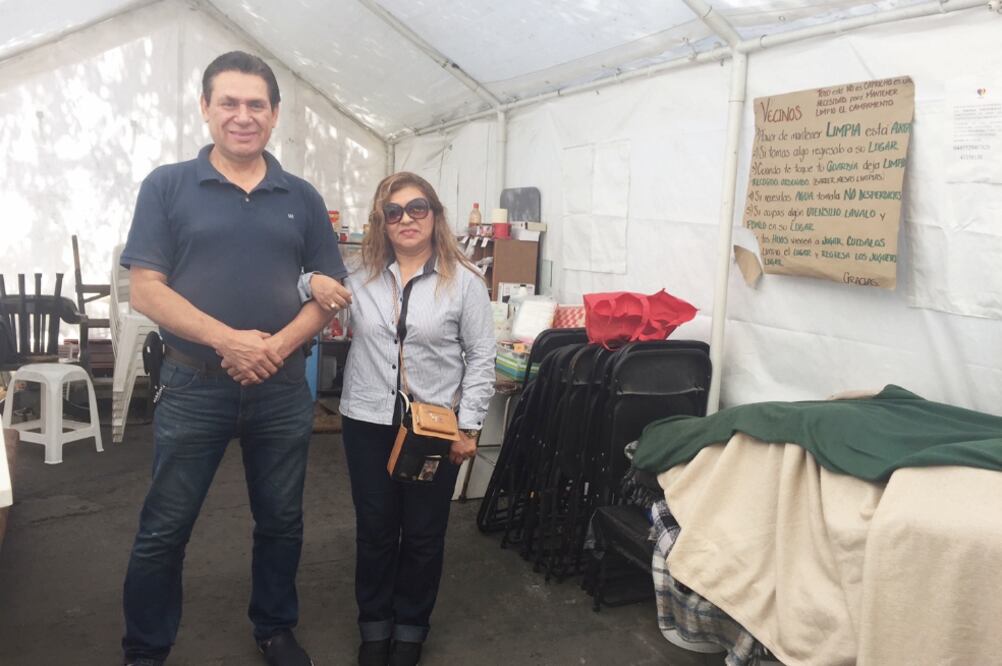 A pocos metros de las torres del edificio Osa Mayor 12 familias aún duermen en el campamento; sus departamentos ya están reconstruyéndose. Foto: ANDREA AHEDO. EL UNIVERSAL