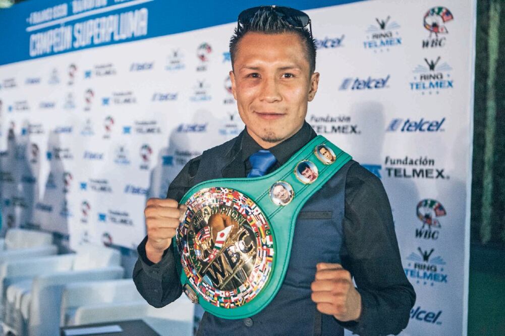 Vargas recibió el cinturón que lo acredita como monarca superpluma (CRISTOPHER ROGEL BLANQUET. EL UNIVERSAL)