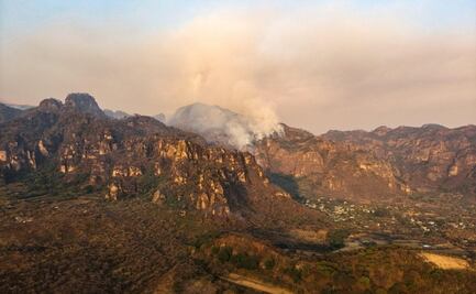 Incendio en Tepoztlán supera mil hectáreas; movilizan helicópteros de Sedena y Marina