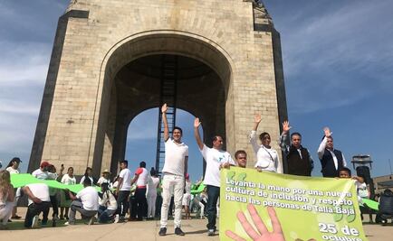 Personas de talla baja realizan mitin en Monumento a la Revolución