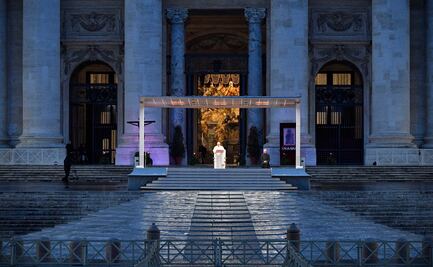 Las fotos del Papa Francisco y su bendición al mundo ante una plaza vacía
