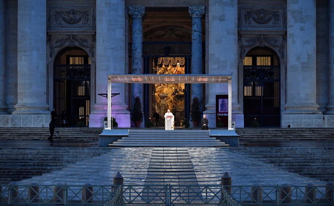 Ante una Plaza de San Pedro sola, Papa Francisco ora contra el Covid-19. Foto: EFE