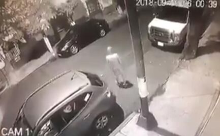 Captan a sujeto desnudo acosando a niña en la calle