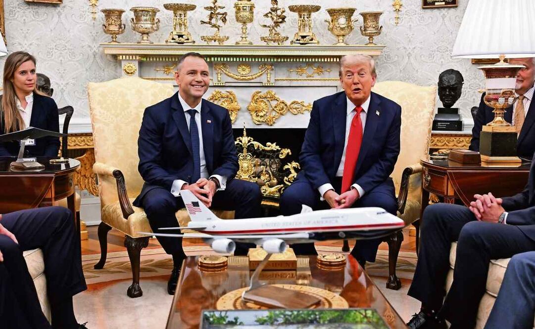 El presidente polaco Karol Nawrocki y el mandatario de EU, Donald Trump, ayer en su reunión en la Casa Blanca en Washington. Foto: Radek Pietruszka / EFE