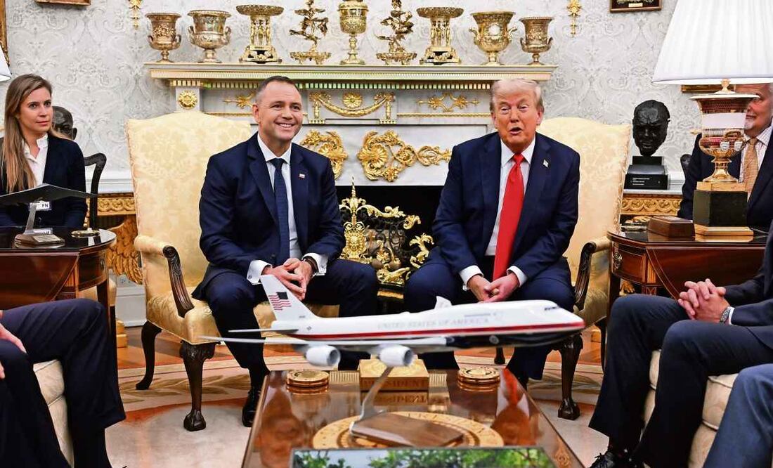 El presidente polaco Karol Nawrocki y el mandatario de EU, Donald Trump, ayer en su reunión en la Casa Blanca en Washington. Foto: Radek Pietruszka / EFE