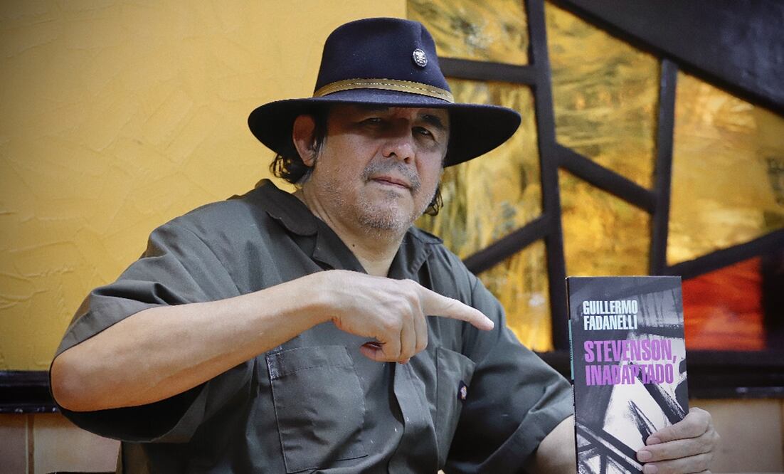 El escritor Guillermo Fadanelli posa junto a su libro "Stevenson, inadaptado". Foto: Berenice Fregoso/ El Universal