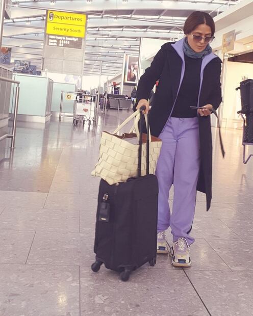 Salma Hayek impacta con look “fashoso” para el aeropuerto