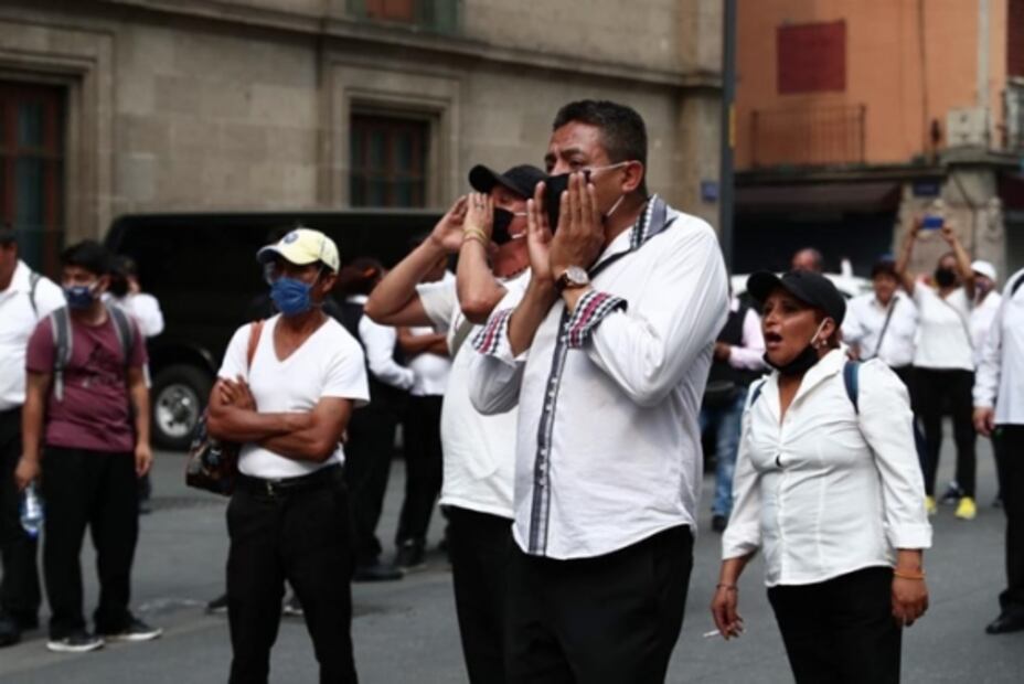 Meseros amagan con no dejar salir autos de empresarios reunidos con AMLO