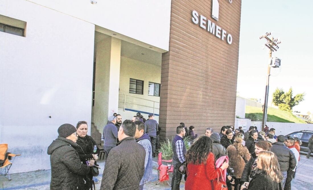 Protesta. Los empleados del Semefo advierten que de no tener información concreta sobre el pago de sus aguinaldos se mantendrán en paro de labores durante toda la semana. Foto: JOEBETH TERRIQUEZ. EL UNIVERSAL
