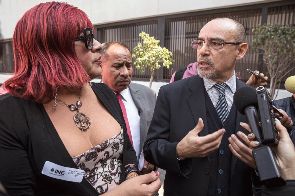 Jaime Rivera, consejero del INE, platicó con activistas transexuales y explicó su postura de que se identifiquen para poder votar.  Foto: CHRISTOPHER ROGEL BLANQUET. EL UNIVERSAL