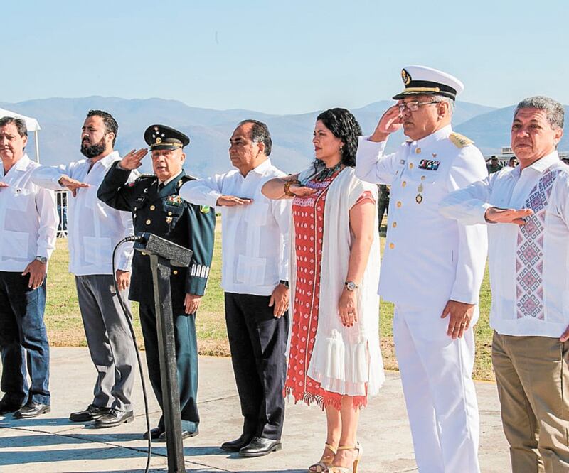 Autoridades participaron ayer en la ceremonia del 199 aniversario de la confección de la Bandera Nacional.