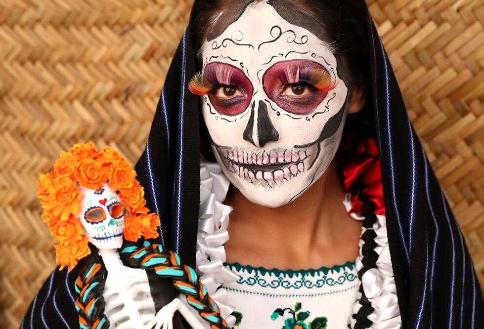 Villager of Santiago de Capula and Mexican Catrina - Photo: Berenice Fregoso/EL UNIVERSAL