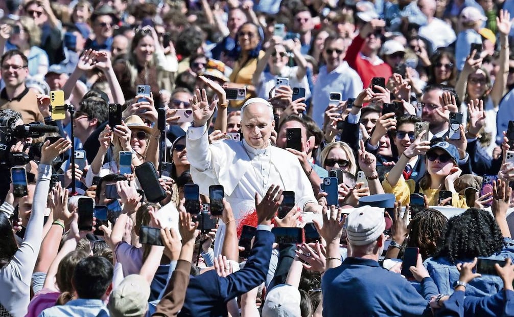 El Papa León XIV ante una multitud en el Vaticano. Foto: Riccardo Antimiani / EFE
